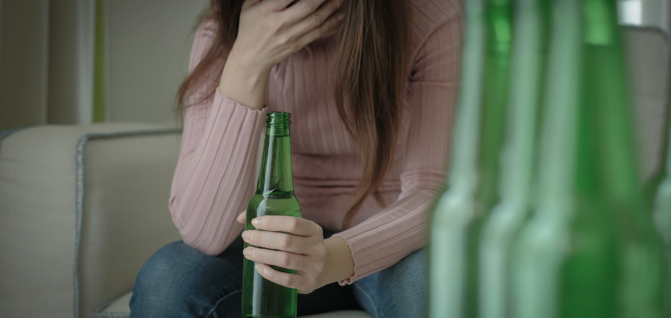 what-does-an-alcoholic-look-like-woman-holding-alcohol