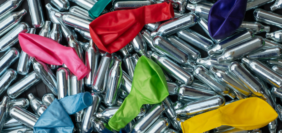 nitrous-oxide-laughing-gas-canisters-and-balloons-2